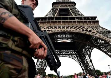 Paris'te bıçaklı saldırı!