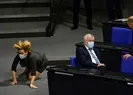 Alman bakan merdivene takılıp düştü
