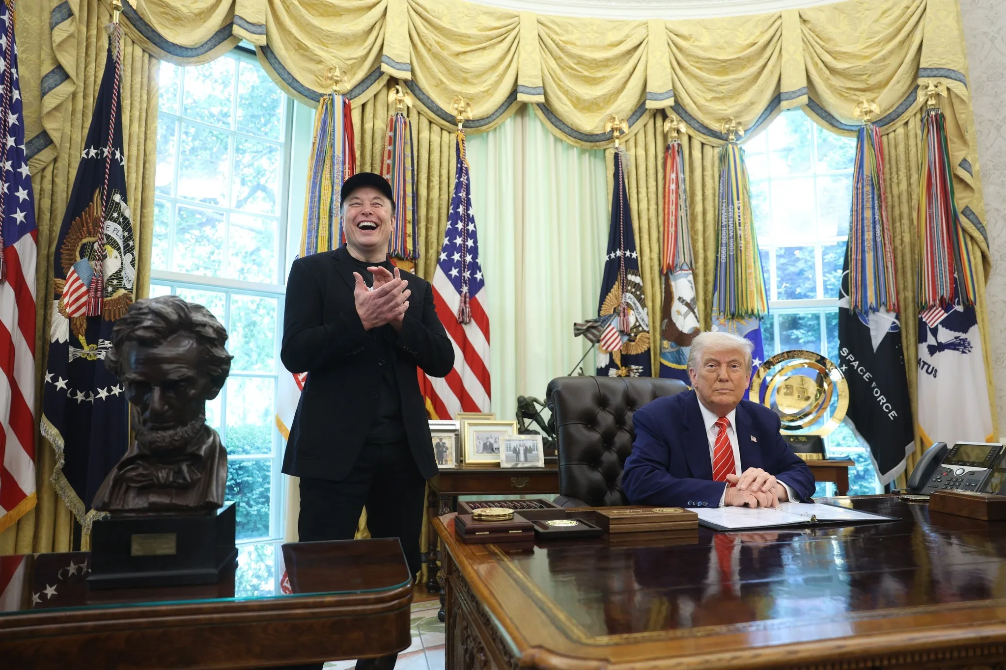 ABD Başkanı Trump, Çin'e, Musk ve Cook'un yer aldığı iş heyetiyle gidiyor