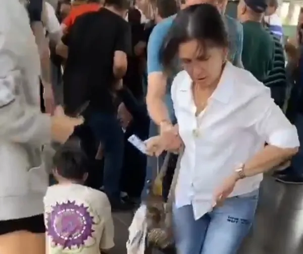 1696088009496.jpg Bir CHP'li belediye klasiği! Yürüyen merdiven birden tersine döndü: 7 yaralı - 4