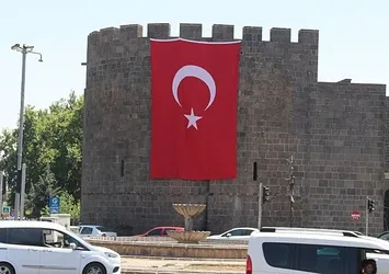 Terör örgütü PKK'nın silahlarını yakması Diyarbakır ve Güneydoğu Anadolu'da bayram havası yaşattı
