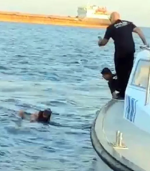 istanbulda-akilalmaz-olay-polisten-kacmak-icin-denize-atladi-1660462821855.jpg İstanbul’da akılalmaz olay! Polisten kaçmak için denize atladı - 2
