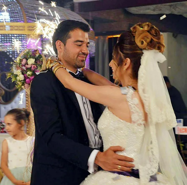 Yüksekova'da şehit düşen Ali Ergün'ün annesi Türk bayrağına sarılıp gözyaşı döktü - 1