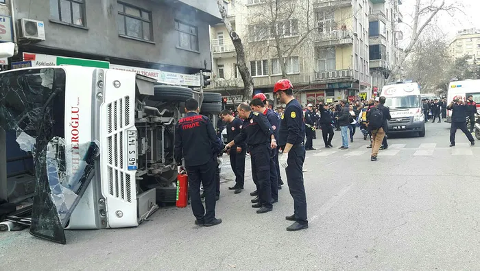 Kahramanmaraş'ta öğrenci servisi devrildi: 15 yaralı - 1