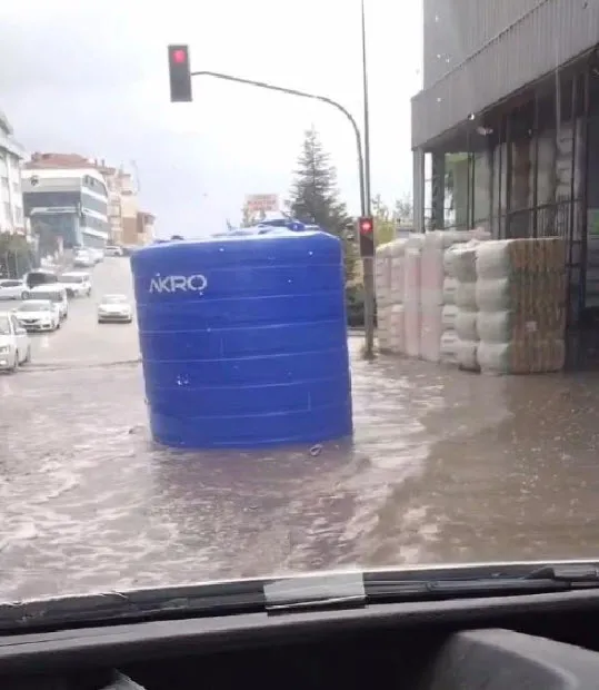 1695927516023.jpg Başkent'i sağanak vurdu! İstanbul'dan sonra Ankara'nın da yolları göle döndü - 4