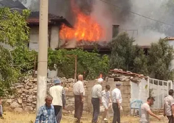 Denizli'de ahşap ev ve depo alev alev yandı