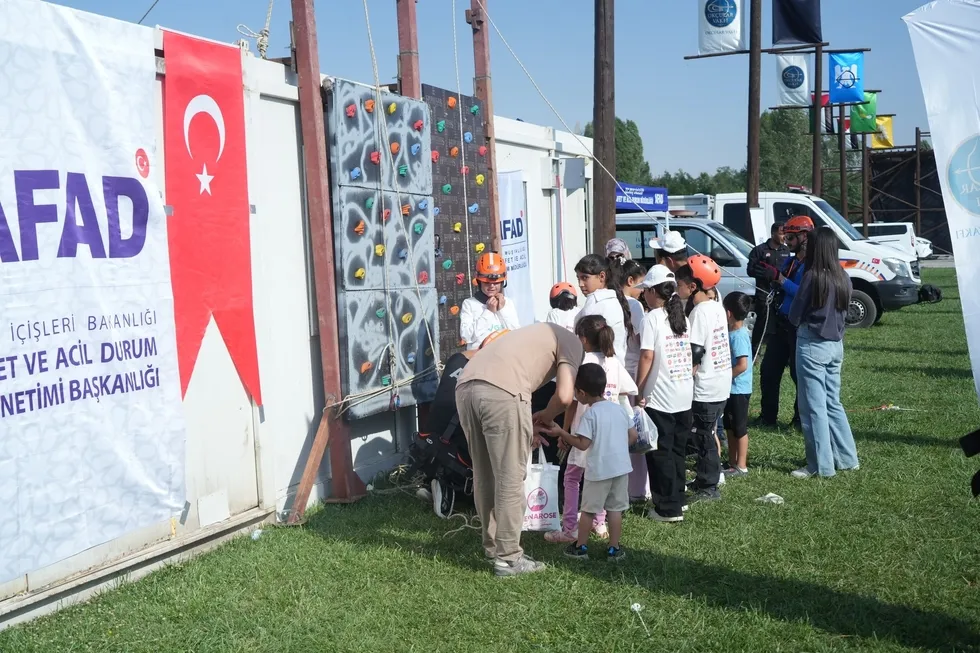 1787652382852.jpg Ahlat'ta 955 yıllık gurur: Halk alana akın etti! Gözler Başkan Erdoğan'da - 2