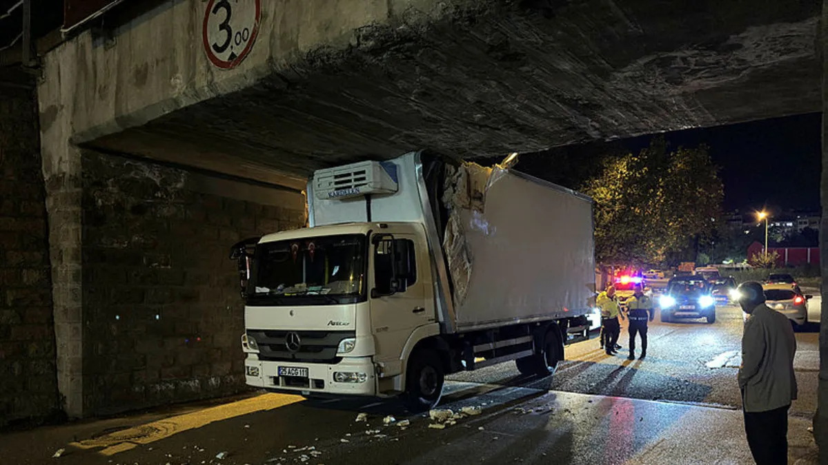 Erzurum'da alt geçitte sıkışan kamyondaki 2 kişi yaralandı