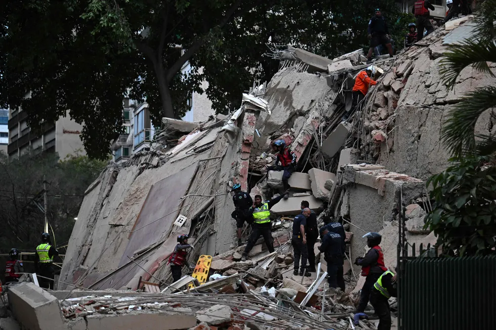 Venezuela'da 7,1 Japonya'da 6,9 büyüklüğünde deprem! Enkaz altında kalanlar var - 6