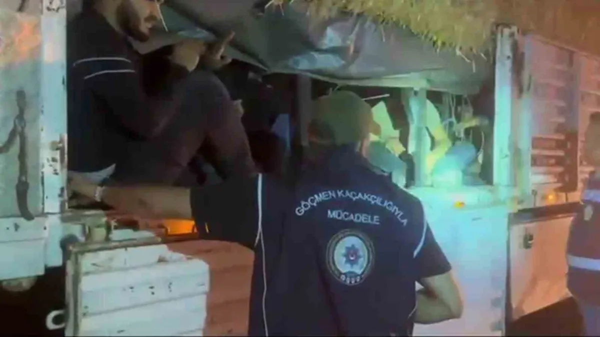 Film değil gerçek! Saman balyalarının altında 31 kaçak göçmen yakalandı