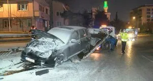 Bariyerlere çarpan araç hurdaya döndü!
