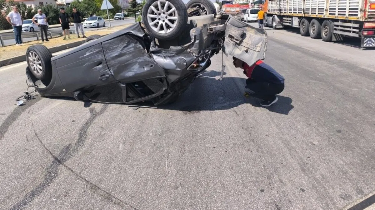 Çorum'da 3 aracın çarpışması sonucu 6 kişi yaralandı