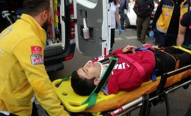 Beyoğlu'nda yolun karşısına geçmeye çalışan polise motosiklet çarptı - 1
