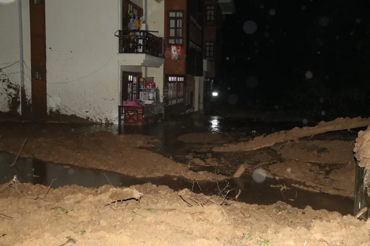 Rize'de şiddetli yağış istinat duvarının çökmesine neden dolu! 20 daireli apartman tahliye edildi - 1