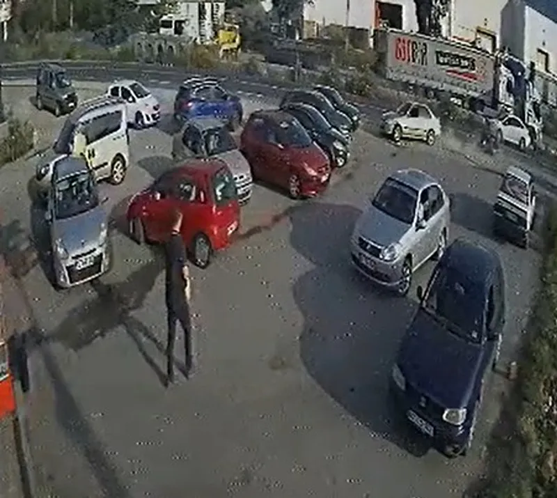 Zonguldak'ın Ereğli ilçesinde otomobil önce motosiklete, ardından park halindeki 5 araca çarptı: 3 yaralı! Kaza anı kamerada - 1
