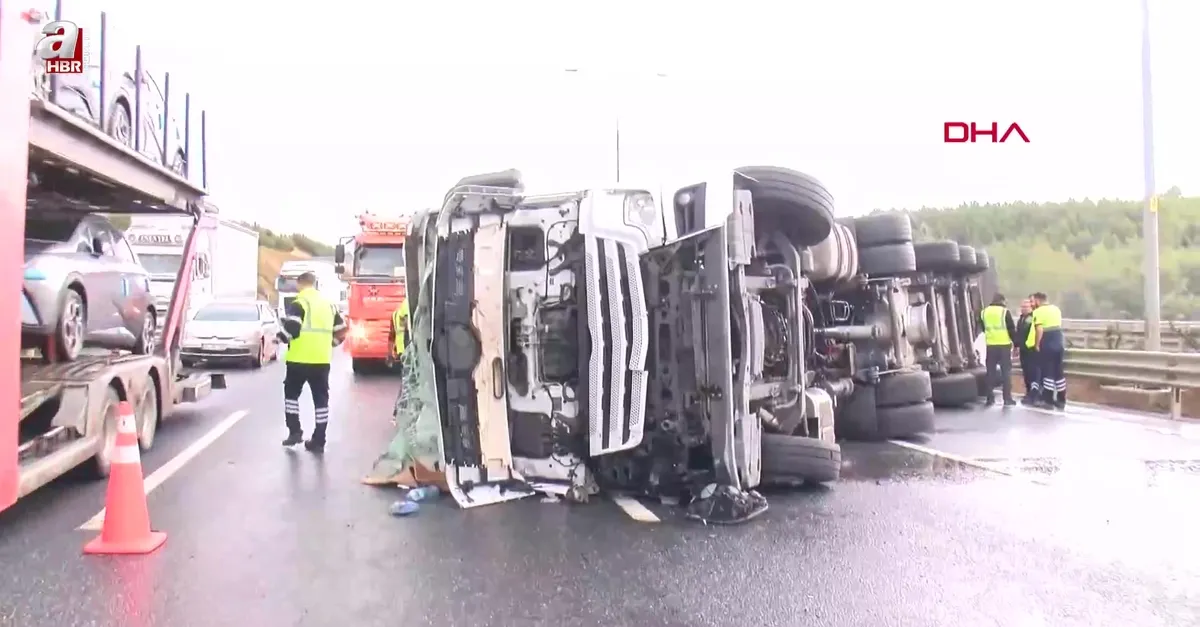 Kuzey Marmara'da TIR devrildi! Trafik durdu