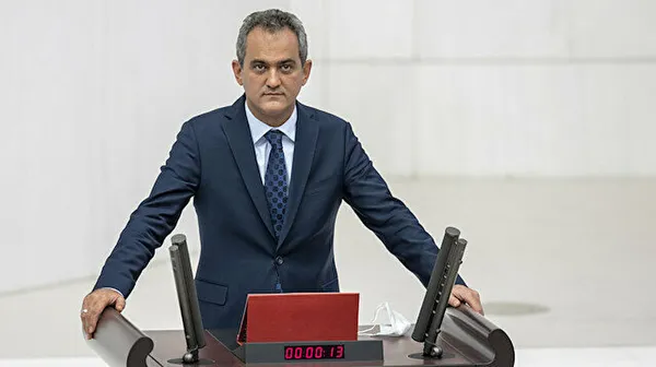 Halk TV sunucusu Ayşenur Arslan alay konusu oldu! "Bakan yemin etmedi" dedi - 1