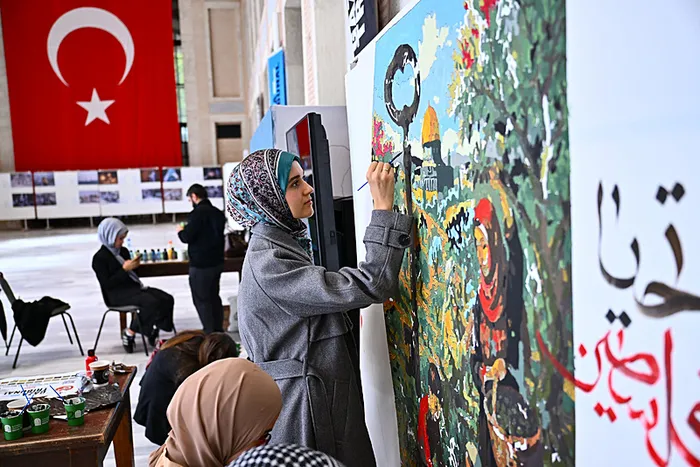 bagimsiz-gazze-mahkemesi-israil-soykirim-uyguluyor-1761484530278.jpg İsrail'in Gazze'de işlediği savaş suçlarını araştırmak üzere kurulan küresel ve bağımsız girişim 'Gazze Mahkemesi'nin nihai kararını açıklayacağı 'Gazze Mahkemesi: Nihai Oturum' programının son gününde, Anadolu Ajansının (AA) 'Kanıt' belgeseli gösterildi. Üniversite öğrencileri Gazze'ye destek için AA Kanıt sergi salonunda resim çizdi. (AA)