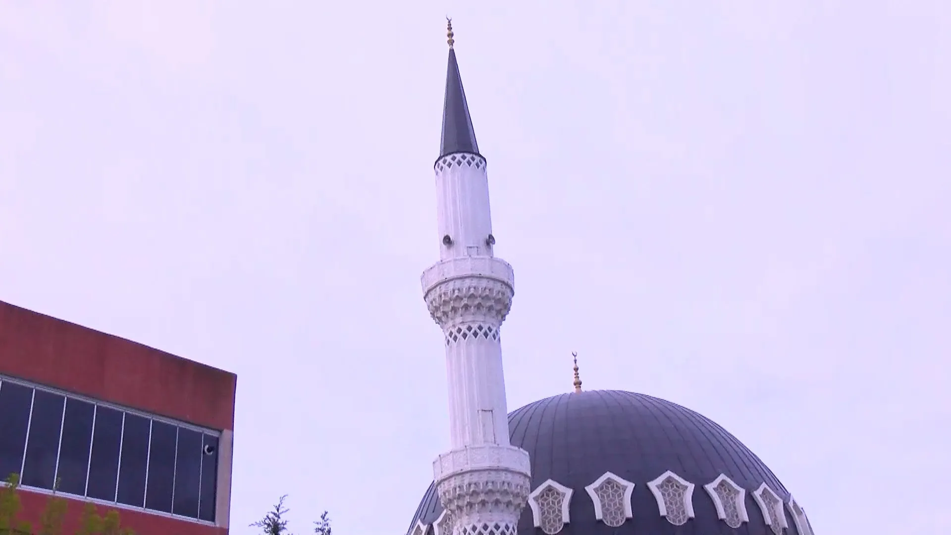 İstanbul Arnavutköy'de Şiddetli Rüzgar Nedeniyle Camii Minaresi Sallandı, İki Bina Tahliye Edildi