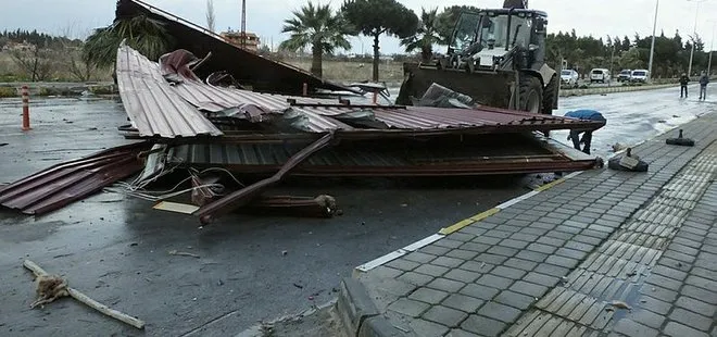 Balıkesir’deki fırtınada 5 katlı binanın çatısı uçtu