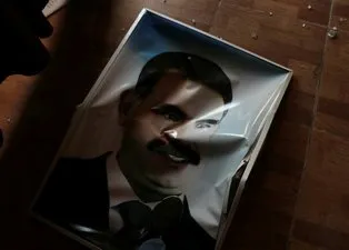 Teröristlerin inlerine astıkları Öcalan posterleri indirildi