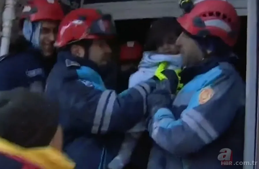 Enkaz başında umutlu bekleyiş! Kurtarma çalışmaları aralıksız devam ediyor 5