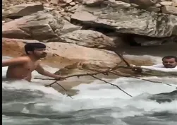 Trabzon'da dere faciası! Fotoğraf çektirirken suya düşen Suudi turist hayatını kaybetti, kurtarma anları kameraya yansıdı