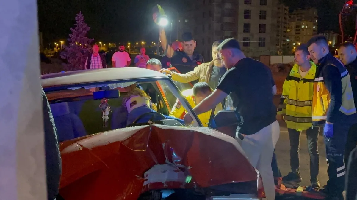 Direksiyon hakimiyetini kaybeden sürücü aydınlatma direğine çarptı! 3 kişi yaralandı