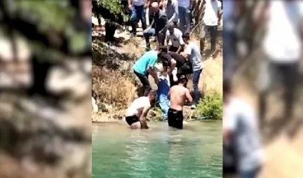 sanliurfada-universiteli-saadet-firat-nehrine-dustu-vatandaslar-imdadina-yetisti-1655475208010.jpg Şanlıurfa’da üniversiteli Saadet Fırat Nehri’ne düştü! Vatandaşlar imdadına yetişti - 3