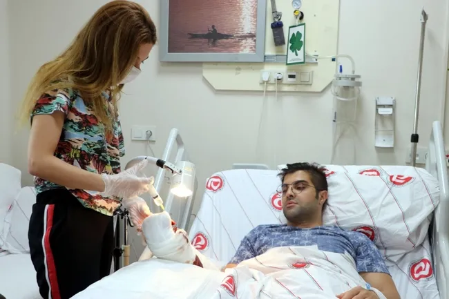 ankarada-hastasinin-bicakladigi-doktor-1-santim-ile-felc-olmaktan-kurtuldum-1622635987772.jpg Ankara'da hastasının bıçakladığı doktor: 1 santim ile felç olmaktan kurtuldum - 5