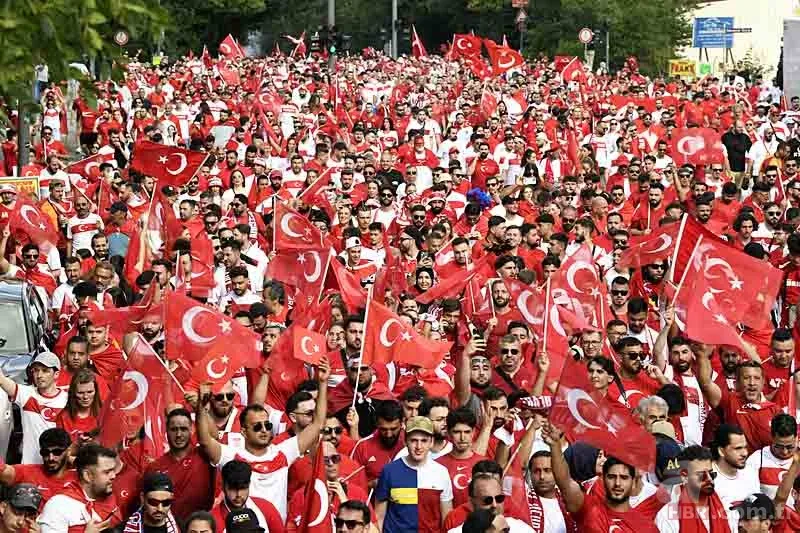 Yer gök kırmızı beyaz! Hamburg sokakları tezahürat sesleri ile inledi | Taraftarlarımızdan millilere büyük destek 3