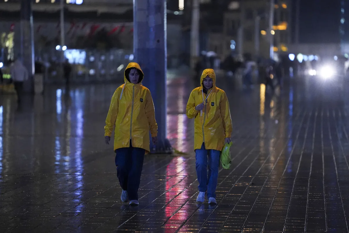 İstanbul yağmura teslim! Trafik kilitlendi, peş peşe uyarılar geldi - 1