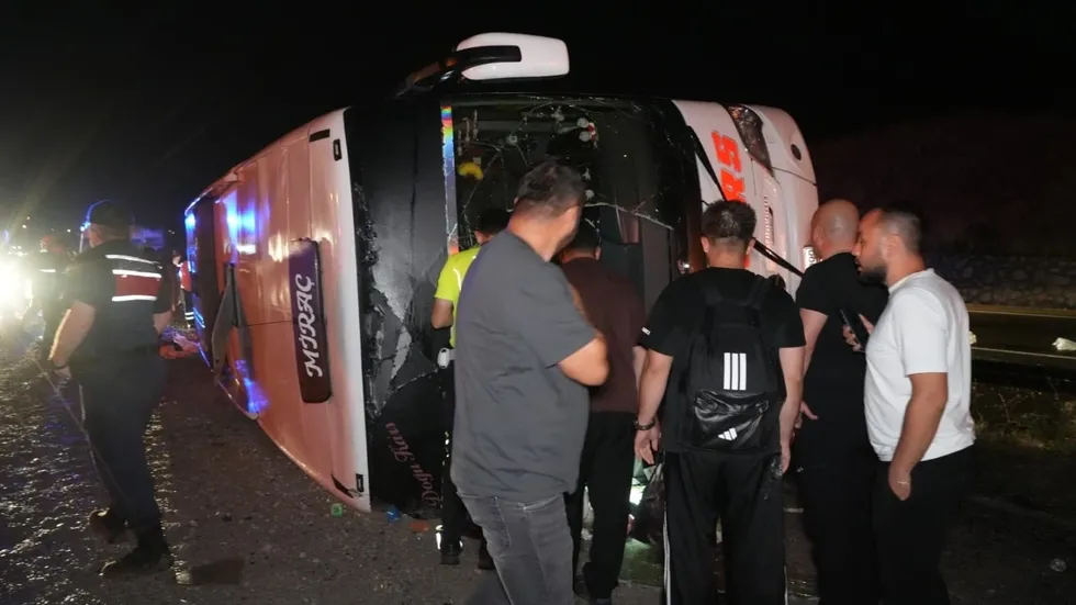 1784926613861.jpg Kırıkkale'de can pazarı! Yağış nedeniyle kontrolden çıkan yolcu otobüsü devrildi: 40 yaralı - 2