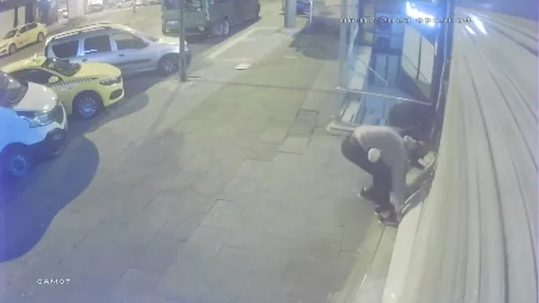 kuyumcu-soygunu-kamerada-5-kilo-altinla-kayiplara-karistilar-1688637616681.jpg Kuyumcu soygunu kamerada! 5 kilo altınla kayıplara karıştılar - 4