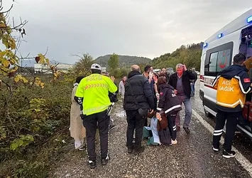 Bartın'da işçi servisi devrildi! Ölü ve yaralılar var