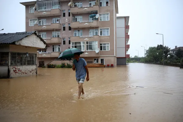 1627108339353.jpg 24 Temmuz İstanbul, İzmir, Ankara hava durumu: Bugün hava nasıl olacak? İstanbul'da beklenen yağış başladı - 9