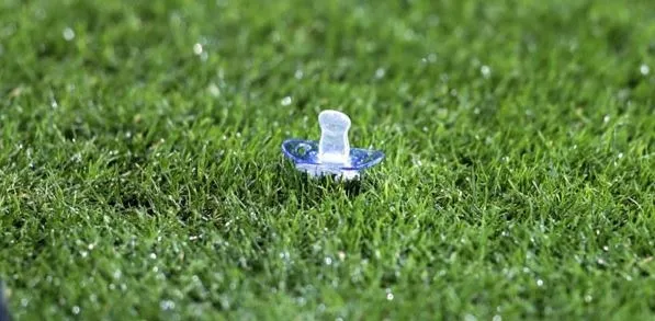 Başakşehir - Fenerbahçe maçında taraftarın sahaya attığı madde dikkat çekti