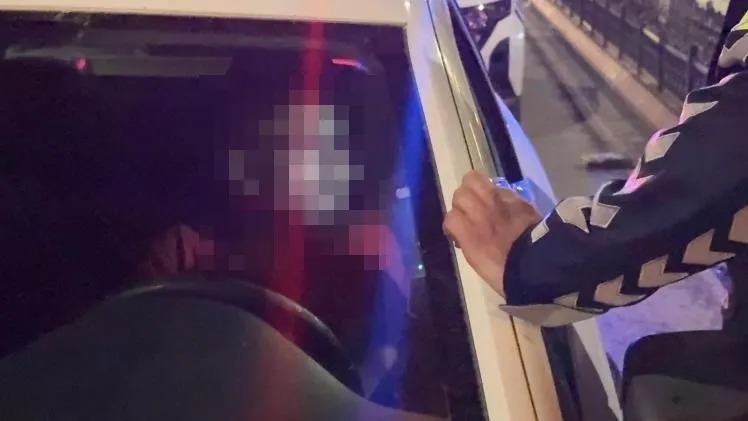1788834910397.jpg Yolun ortasında sızan sürücü polisi bile şaşkına çevirdi - 2