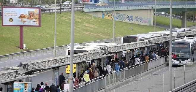 İstanbul’da toplu taşımalarda bayram yoğunluğu: Vatandaşlar araçlara binmekte zorlandı