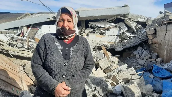 1676524776638.jpg "Çocuğum yok onları çocuğum yerine koydum" diyerek yürekleri dağladı! Sürünerek girip enkazın altındaki ineğini besliyor - 3
