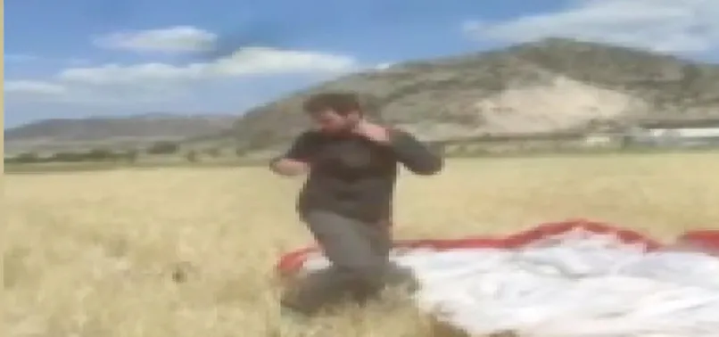 Tarlaya acil iniş yaptı olanlar oldu! Yamaç paraşütçüsüyle çiftçinin ilginç diyaloğu