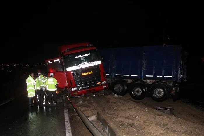 Kontrolden çıkan TIR refüjde asılı kaldı! Sürücü 153 promil alkollü çıktı - 1