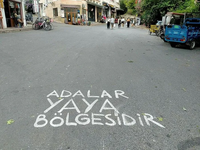 adalarda-iettye-minibus-tepkisi-suruyor-iett-genel-muduru-verdigi-sozde-durmamistir-1718721903391.jpeg Adalar'da minibüs tepkisi sürüyor! "İBB verdiği sözde durmadı" | İBB'den açıklama gecikmedi - 3