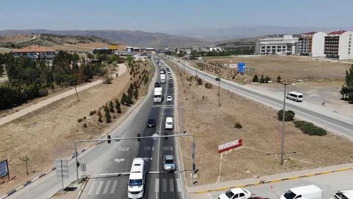 Son dakika: 43 ilin geçiş güzergâhında bayram trafiği! Günlük 100 binin üzerinde araç geçiyor - 1