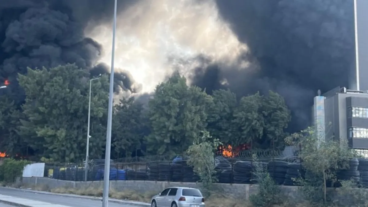 İzmir'de iş yeri yangını! Alevler hastaneye sıçradı | Bakanlıktan açıklama: Hiçbir hasta olumsuz etkilenmedi