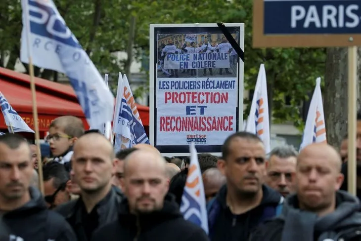Paris’te binlerce polis çalışma koşullarını protesto etti