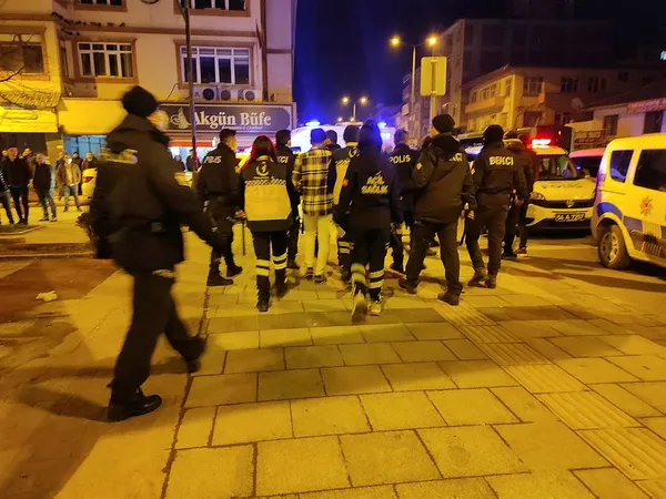 dugun-degil-meydan-muharebesi-sakaryadaki-dugunde-cikan-kavgada-24-kisi-yaralandi-1644100760159.jpg Düğün değil meydan muharebesi! Sakarya'daki düğünde çıkan kavgada 24 kişi yaralandı - 1