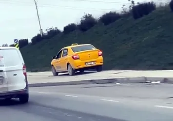 Trafik magandası taksici gözaltında! Kaldırıma çıkarak ilerlemişti