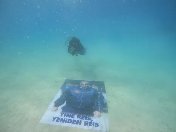 1685909537088.jpg Başkan Erdoğan sevgisi bu kez suyun altına taşındı! “Yine Reis Yeniden Reis” - 1