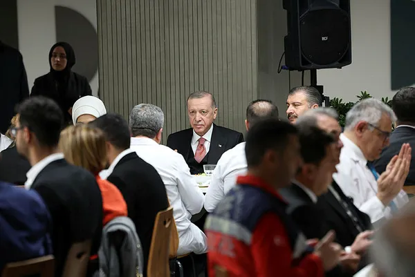 saglikcilarla-iftar-programinda-baskan-erdogandan-onemli-aciklamalar-soz-verdigimiz-tum-projeleri-tam-zamanind-1680888617109.jpg Sağlıkçılarla iftar programında Başkan Erdoğan'dan önemli açıklamalar: Söz verdiğimiz tüm projeleri tam zamanında açacağız - 3